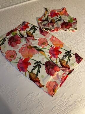 Carol Ginter. Set of two pieces.  Flower pattern. Good quality exclusive design